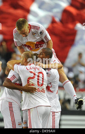 Agosto 13, 2011 - Harrison, New Jersey, Stati Uniti - New York Red Bulls Defender Tim risma (5) New York Red Bulls avanti Thierry Henry (14) e New York Red Bulls Defender Roy Miller (7) celebrare la New York del primo semestre obiettivo al Red Bull Stadium di Harrison New Jersey Chicago conduce a New York da 2 a 1 a metà (credito Immagine: © Brooks von Arx/Southcreek globale/ZUMAPRESS.com) Foto Stock