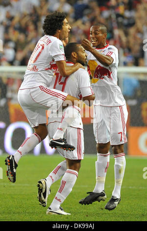 Agosto 13, 2011 - Harrison, New Jersey, Stati Uniti - New York Red Bulls centrocampista Mehdi Ballouchy (10) New York Red Bulls avanti Thierry Henry (14) e New York Red Bulls Defender Roy Miller (7) celebrare la New York del primo semestre obiettivo al Red Bull Stadium di Harrison New Jersey Chicago conduce a New York da 2 a 1 a metà (credito Immagine: © Brooks von Arx/Southcreek globale/ZUMAPRESS.com) Foto Stock