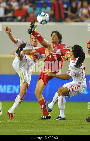 Agosto 13, 2011 - Harrison, New Jersey, Stati Uniti - New York Red Bulls Defender Teemu TAINIO (2) e Chicago Fire centrocampista Sebastian Grazzini (10) nella Major League Soccer azione a Red Bull Stadium di Harrison New Jersey Chicago attira con New York 2 a 2 (credito Immagine: © Brooks von Arx/Southcreek globale/ZUMAPRESS.com) Foto Stock