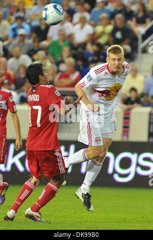 Agosto 13, 2011 - Harrison, New Jersey, Stati Uniti - Chicago Fire centrocampista Logan Pausa (12) e New York Red Bulls Defender Teemu TAINIO (2) nella Major League Soccer azione a Red Bull Stadium di Harrison New Jersey Chicago attira con New York 2 a 2 (credito Immagine: © Brooks von Arx/Southcreek globale/ZUMAPRESS.com) Foto Stock