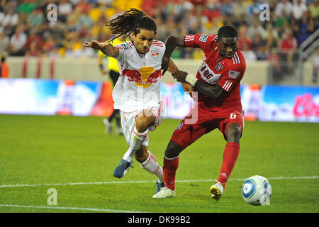 Agosto 13, 2011 - Harrison, New Jersey, Stati Uniti - New York Red Bulls centrocampista Stephane Auvray (25) e Chicago Fire defender Jalil Anibaba (6) nella Major League Soccer azione a Red Bull Stadium di Harrison New Jersey Chicago attira con New York 2 a 2 (credito Immagine: © Brooks von Arx/Southcreek globale/ZUMAPRESS.com) Foto Stock