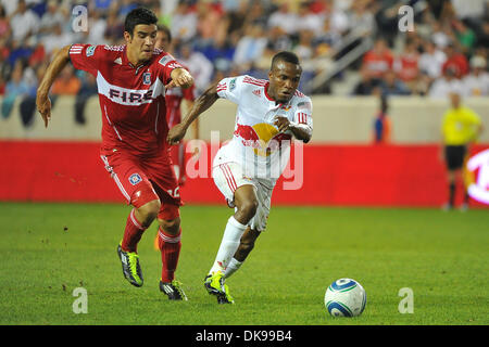 Agosto 13, 2011 - Harrison, New Jersey, Stati Uniti - Chicago Fire centrocampista Marco Pappa (16) e New York Red Bulls centrocampista Dane Richards (19) nella Major League Soccer azione a Red Bull Stadium di Harrison New Jersey Chicago attira con New York 2 a 2 (credito Immagine: © Brooks von Arx/Southcreek globale/ZUMAPRESS.com) Foto Stock