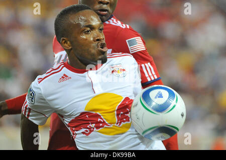 Agosto 13, 2011 - Harrison, New Jersey, Stati Uniti - New York Red Bulls centrocampista Dane Richards (19) nella Major League Soccer azione a Red Bull Stadium di Harrison New Jersey Chicago conduce a New York da 2 a 1 a metà (credito Immagine: © Brooks von Arx/Southcreek globale/ZUMAPRESS.com) Foto Stock