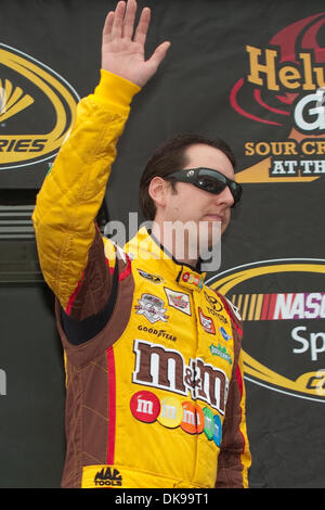 14 agosto 2011 - Watkins Glen, New York, Stati Uniti - NASCAR Sprint Cup. Il pilota Kyle Busch della M&M's Toyota numero 18 onde auto per la folla durante le presentazioni del driver per la Heluva buono! Panna acida salse al Glen a Watkins Glen, New York. (Credito Immagine: Â© Mark Konezny/Southcreek globale/ZUMAPRESS.com) Foto Stock