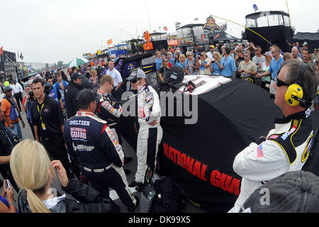 14 agosto 2011 - Watkins Glen, New York, Stati Uniti - Dale Earnhardt Jr, driver della (88) La Guardia Nazionale/Amp Energy Chevrolet, colloqui con un membro di equipaggio accanto alla sua vettura in attesa per l'inizio dell'Heluva buono! Panna acida salse al Glen in Watkins Glen, NY. La gara è stata rinviata a causa della pioggia. (Credito Immagine: © Michael Johnson/Southcreek globale/ZUMAPRESS.com) Foto Stock