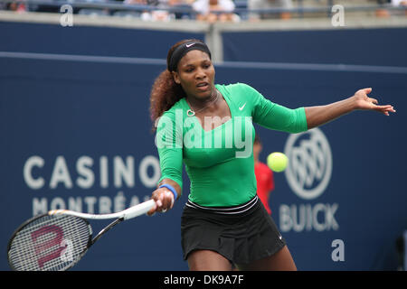 14 agosto 2011 - Toronto, Ontario, Canada - USA La Serena Williams in azione durante la gara di campionato per la Rogers Cup, ha suonato presso il centro Rexall di Toronto. Serena Williams ha vinto il campionato in retta fissa su Stosur 6-4, 6-2 (credito Immagine: © Steve Dormer Southcreek/Global/ZUMAPRESS.com) Foto Stock