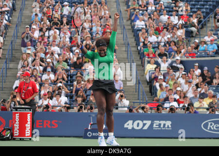 14 agosto 2011 - Toronto, Ontario, Canada - USA La Serena Williams festeggia dopo aver vinto la gara di campionato per la Rogers Cup, ha suonato presso il centro Rexall di Toronto. Serena Williams ha vinto il campionato in retta fissa su Stosur 6-4, 6-2 (credito Immagine: © Steve Dormer Southcreek/Global/ZUMAPRESS.com) Foto Stock