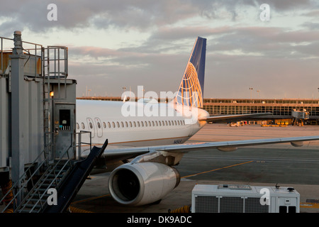 Attraccata United Airlines aereo - Aeroporto Internazionale Dulles, Virgina USA Foto Stock