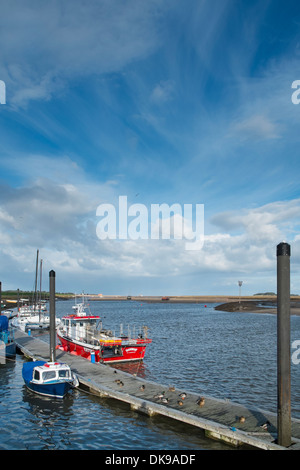 Barche, ormeggiato sul pontone, pozzetti-next-il-mare, Norfolk, Inghilterra, Novembre Foto Stock