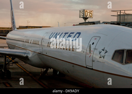 Attraccata United Airlines aereo - Aeroporto Internazionale Dulles, Virgina USA Foto Stock
