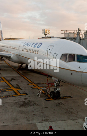 Attraccata United Airlines aereo - Aeroporto Internazionale Dulles, Virgina USA Foto Stock