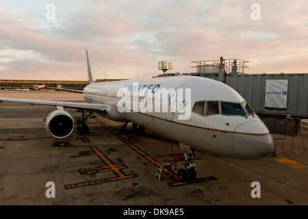 Attraccata United Airlines aereo - Aeroporto Internazionale Dulles, Virgina USA Foto Stock