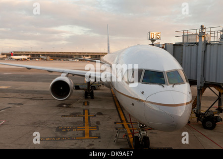 Attraccata United Airlines aereo - Aeroporto Internazionale Dulles, Virgina USA Foto Stock