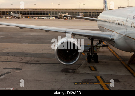 Attraccata United Airlines aereo - Aeroporto Internazionale Dulles, Virgina USA Foto Stock