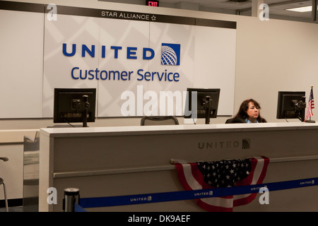 United Airlines banco del servizio clienti, all'Aeroporto Internazionale di Philadelphia, in Pennsylvania, STATI UNITI D'AMERICA Foto Stock