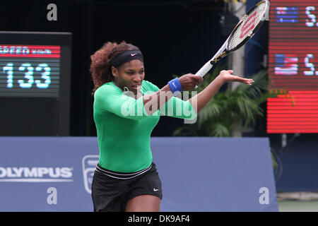 14 agosto 2011 - Toronto, Ontario, Canada - USA La Serena Williams in azione durante la gara di campionato per la Rogers Cup, ha suonato presso il centro Rexall di Toronto. Serena Williams ha vinto il campionato in retta fissa su Stosur 6-4, 6-2 (credito Immagine: © Steve Dormer Southcreek/Global/ZUMAPRESS.com) Foto Stock