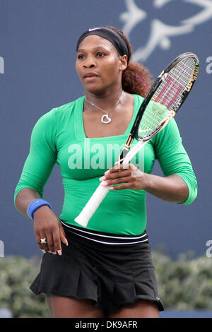 14 agosto 2011 - Toronto, Ontario, Canada - USA La Serena Williams in azione durante la gara di campionato per la Rogers Cup, ha suonato presso il centro Rexall di Toronto. Serena Williams ha vinto il campionato in retta fissa su Stosur 6-4, 6-2 (credito Immagine: © Steve Dormer Southcreek/Global/ZUMAPRESS.com) Foto Stock