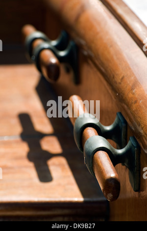 Bitte in legno con ombra su una barca a vela Foto Stock