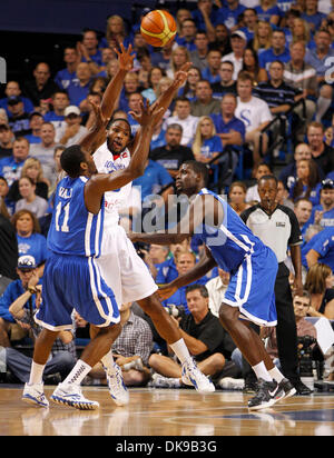 15 agosto 2011 - Lexington, KY, Stati Uniti d'America - John Wall, sinistra e Nazr Mohammad, intrappolati al Horford della Repubblica Domincan team come John Calipari la Repubblica Dominicana la squadra nazionale ha giocato contro una squadra di ex giocatori britannici che ora sono dei professionisti a Rupp Arena Lunedì 15 Agosto 2011 in Lexington, KY. Foto di Mark Cornelison | personale (credito Immagine: © Lexington Herald-Leader/ZUMAPR Foto Stock