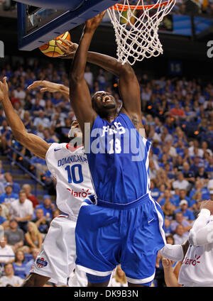 15 agosto 2011 - Lexington, KY, Stati Uniti d'America - Nazr Mohammed aveva la palla ha battuto fuori delle sue mani da Al Horford con nessun fallo chiamato, come John Calipari la Repubblica Dominicana la squadra nazionale ha sconfitto un gruppo di ex giocatori britannici che ora sono dei professionisti a 106-88 Rupp Arena Lunedì 15 Agosto 2011 in Lexington, KY. Foto di Mark Cornelison | personale (credito Immagine: © Lexington Herald-Leader/Z Foto Stock