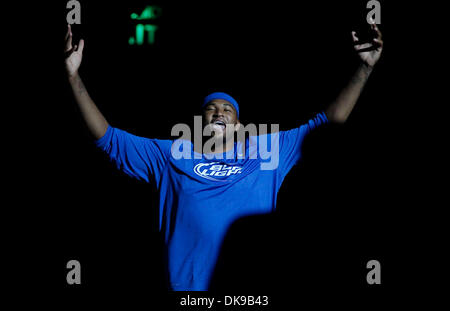 15 agosto 2011 - Lexington, KY, Stati Uniti d'America - DeMarcus cugini era tutto sorrisi come egli è stato introdotto come John Calipari la Repubblica Dominicana la squadra nazionale ha giocato contro una squadra di ex giocatori britannici che ora sono dei professionisti a Rupp Arena Lunedì 15 Agosto 2011 in Lexington, KY. Foto di Mark Cornelison | personale (credito Immagine: © Lexington Herald-Leader/ZUMAPRESS.com) Foto Stock