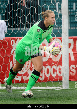 Agosto 14, 2011: Western New York Flash sconfitto il Atlanta Beat 2-0 a Sahlen's Stadium di Rochester, NY in una donna di calcio professionale (WPS) matchup. Atlanta battere il portiere Allison Whitworth (31) rende un salvataggio durante la riproduzione del Western New York Flash.(Immagine di credito: © Alan Schwartz/Cal Sport Media/ZUMAPRESS.com) Foto Stock