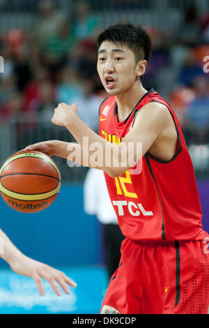 Agosto 16, 2011 - Londra, Regno Unito - N.12 Shulong Yu gioca la palla durante il match Australia vs la Cina al primo giorno di Londra prepara la serie - Basket torneo invitational, preparazione evento per le Olimpiadi di Londra 2012 (credito Immagine: © Marcello Farina/Southcreek globale/ZUMAPRESS.com) Foto Stock