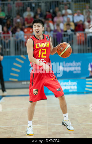 Agosto 16, 2011 - Londra, Regno Unito - N.12 Shulong Yu gioca la palla durante il match Australia vs la Cina al primo giorno di Londra prepara la serie - Basket torneo invitational, preparazione evento per le Olimpiadi di Londra 2012 (credito Immagine: © Marcello Farina/Southcreek globale/ZUMAPRESS.com) Foto Stock