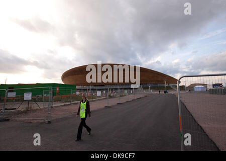 Agosto 16, 2011 - Londra, Regno Unito - Volunter da passeggiate al Parco Olimpico di Londonon il primo giorno della Londra prepara la serie - Basket torneo invitational, preparazione evento per le Olimpiadi di Londra 2012. (Credito Immagine: © Marcello Farina/Southcreek globale/ZUMAPRESS.com) Foto Stock