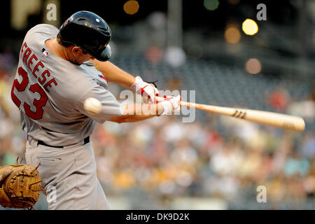 Agosto 17, 2011 - Pittsburgh, PENNSYLVANNIA, U.S - St. Louis Cardinals terzo baseman David Freese (23) falli del passo nel primo inning come i pirati di Pittsburgh prendere su St. Louis Cardinals al PNC Park di Pittsburgh, PA...Cardinali sconfiggere i pirati 7-2. (Credito Immagine: © Dean Beattie/Southcreek globale/ZUMAPRESS.com) Foto Stock