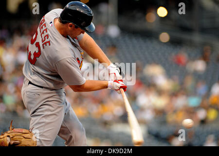 Agosto 17, 2011 - Pittsburgh, PENNSYLVANNIA, U.S - St. Louis Cardinals terzo baseman David Freese (23) motivi fuori in un doppio gioco nel primo inning come i pirati di Pittsburgh prendere su St. Louis Cardinals al PNC Park di Pittsburgh, PA...Cardinali sconfiggere i pirati 7-2. (Credito Immagine: © Dean Beattie/Southcreek globale/ZUMAPRESS.com) Foto Stock