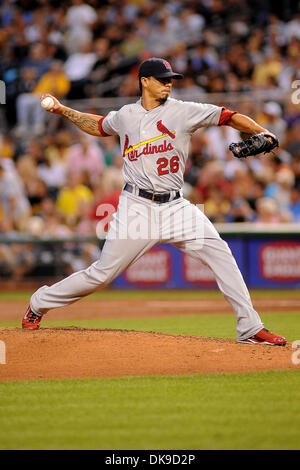 Agosto 17, 2011 - Pittsburgh, PENNSYLVANNIA, U.S - St. Louis Cardinals a partire lanciatore Kyle Lohse (26) passa attraverso il suo vento durante il quarto inning come i pirati di Pittsburgh prendere su St. Louis Cardinals al PNC Park di Pittsburgh, PA...Cardinali sconfiggere i pirati 7-2. (Credito Immagine: © Dean Beattie/Southcreek globale/ZUMAPRESS.com) Foto Stock