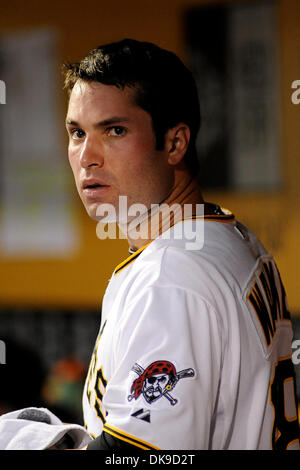 Agosto 17, 2011 - Pittsburgh, PENNSYLVANNIA, U.S - Pittsburgh Pirates secondo baseman Neil Walker (18) Guarda il replay del suo sciopero del quarto inning come i pirati di Pittsburgh prendere su St. Louis Cardinals al PNC Park di Pittsburgh, PA...Cardinali sconfiggere i pirati 7-2. (Credito Immagine: © Dean Beattie/Southcreek globale/ZUMAPRESS.com) Foto Stock