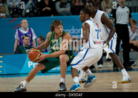 Agosto 17, 2011 - Londra, Regno Unito - N.9 Matteo Dellavedova dall Australia gioca la palla come N.7 Andrew Albicy dalla Francia tenta di blocco durante la partita Francia vs Australia il secondo giorno di Londra prepara la serie - Basket torneo invitational, preparazione evento per le Olimpiadi di Londra 2012. La Francia ha vinto contro Australia 71 a 67 (Credito Immagine: © Marcello Farina/So Foto Stock