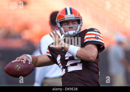 Agosto 19, 2011 - Cleveland, Ohio, Stati Uniti - Cleveland Browns a partire quarterback Colt McCoy (12) si riscalda prima di preseason game contro la Detroit Lions ha giocato al Cleveland Browns Stadium di Cleveland, Ohio. (Credito Immagine: © Frank Jansky/Southcreek globale/ZUMAPRESS.com) Foto Stock