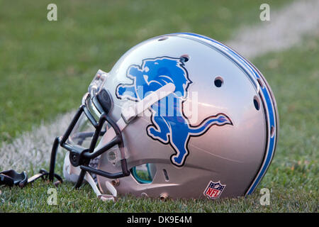 Agosto 19, 2011 - Cleveland, Ohio, Stati Uniti - Un Detroit Lions casco si siede sul manto erboso prima di preseason game contro i Cleveland Browns ha giocato al Cleveland Browns Stadium di Cleveland, Ohio. (Credito Immagine: © Frank Jansky/Southcreek globale/ZUMAPRESS.com) Foto Stock