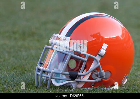 Agosto 19, 2011 - Cleveland, Ohio, Stati Uniti - Un Cleveland Browns casco si siede sul manto erboso prima di preseason game contro la Detroit Lions ha giocato al Cleveland Browns Stadium di Cleveland, Ohio. (Credito Immagine: © Frank Jansky/Southcreek globale/ZUMAPRESS.com) Foto Stock