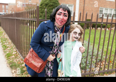 Halloween celebranti nella sezione di Kensington di Brooklyn, NY, 2013. Insegnante di arte vestita come Roy Lichtenstein pittura. Foto Stock