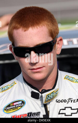 Agosto 20, 2011 - Brooklyn, Michigan, Stati Uniti - Driver Cole Whitt sorge accanto al suo carrello a Michigan International Speedway. (Credito Immagine: © Alan Ashley/Southcreek globale/ZUMAPRESS.com) Foto Stock