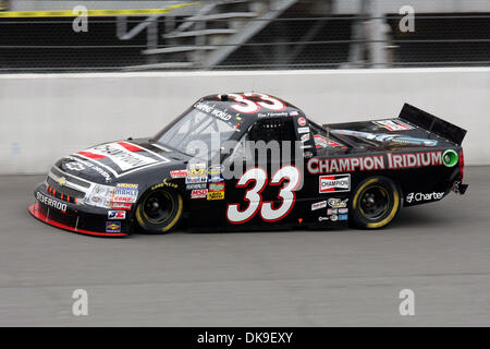 Agosto 20, 2011 - Brooklyn, Michigan, Stati Uniti - Ron Hornaday aziona verso il basso la parte anteriore subito a Michigan International Speedway. (Credito Immagine: © Alan Ashley/Southcreek globale/ZUMAPRESS.com) Foto Stock