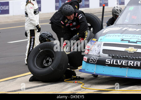 Agosto 20, 2011 - Brooklyn, Michigan, Stati Uniti - Pneumatici sono cambiato sulla #98 Ferrellgas Chevy durante un pit stop a Michigan International Speedway. (Credito Immagine: © Alan Ashley/Southcreek globale/ZUMAPRESS.com) Foto Stock