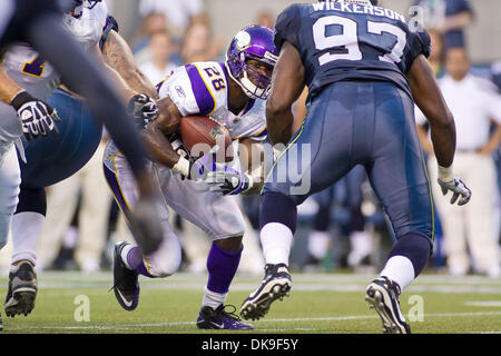 Agosto 20, 2011 - Seattle, Washington, Stati Uniti - Minnesota Vikings running back Adrian Peterson (28) sembra passato Seattle Seahawks sulla difensiva affrontare Ryan Sims (97) durante l'esecuzione di upfield a Campo CenturyLink a Seattle, Washington. La Minnesota Vikings ha vinto il gioco, 20-7. (Credito Immagine: © Chris Hunt/Southcreek globale/ZUMApress.com) Foto Stock