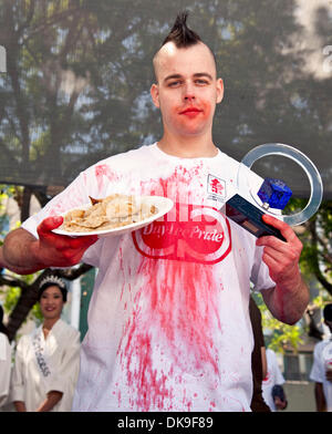 Agosto20 2011 - Los Angeles, California, Stati Uniti d'America - Patrick Bertoletti, il numero due classificati eater nel mondo, ATE 264 gyoza (gnocchi di giapponese) in dieci minuti per impostare una nuova Major League Eating mondiali di registrare presso l annuale Settimana Nisei Festival nel centro cittadino di Los Angeles.(Immagine di credito: © Brian Cahn/ZUMAPRESS.com) Foto Stock