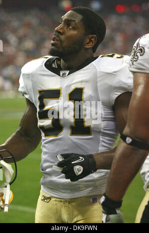 Agosto 20, 2011 - Houston, Texas, Stati Uniti - New Orleans Saints linebacker Jonathan Vilma(51) orologi il jumbotron. Houston Texans sconfitto il New Orleans Saints 27-14 al Reliant Stadium di Houston in Texas. (Credito Immagine: © Luis Leyva/Southcreek globale/ZUMAPRESS.com) Foto Stock