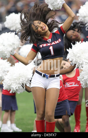 Agosto 20, 2011 - Houston, Texas, Stati Uniti - Houston Texans cheerleader divertente la folla. Houston Texans sconfitto il New Orleans Saints 27-14 al Reliant Stadium di Houston in Texas. (Credito Immagine: © Luis Leyva/Southcreek globale/ZUMAPRESS.com) Foto Stock