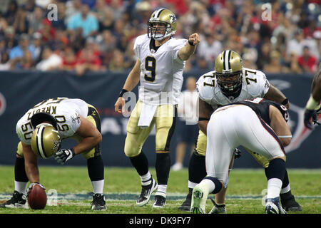 Agosto 20, 2011 - Houston, Texas, Stati Uniti - New Orleans Saints quarterback Drew Brees(9) chiamate audibles. Houston Texans sconfitto il New Orleans Saints 27-14 al Reliant Stadium di Houston in Texas. (Credito Immagine: © Luis Leyva/Southcreek globale/ZUMAPRESS.com) Foto Stock