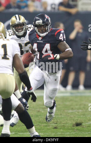 Agosto 20, 2011 - Houston, Texas, Stati Uniti - Houston Texans running back Ben Tate(44) esegue la palla. Houston Texans sconfitto il New Orleans Saints 27-14 al Reliant Stadium di Houston in Texas. (Credito Immagine: © Luis Leyva/Southcreek globale/ZUMAPRESS.com) Foto Stock