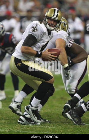 Agosto 20, 2011 - Houston, Texas, Stati Uniti - New Orleans Saints quarterback Sean Canfield(4) Prende alcuni scatti. Houston Texans sconfitto il New Orleans Saints 27-14 al Reliant Stadium di Houston in Texas. (Credito Immagine: © Luis Leyva/Southcreek globale/ZUMAPRESS.com) Foto Stock