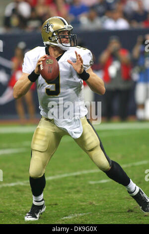 Agosto 20, 2011 - Houston, Texas, Stati Uniti - New Orleans Saints quarterback Drew Brees(9) torna a gettare. Houston Texans sconfitto il New Orleans Saints 27-14 al Reliant Stadium di Houston in Texas. (Credito Immagine: © Luis Leyva/Southcreek globale/ZUMAPRESS.com) Foto Stock