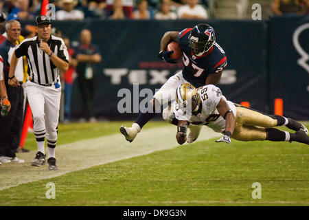 Agosto 20, 2011 - Houston, Texas, Stati Uniti - Houston Texans RB Chris Ogbonnaya (27) esegue la sfera fermato da New Orleans Saints Nate Bussey (59). Texans sconfitto i santi punteggio finale 27-14 al Reliant Stadium di Houston, TX. (Credito Immagine: © Juan DeLeon/Southcreek globale/ZUMAPRESS.com) Foto Stock